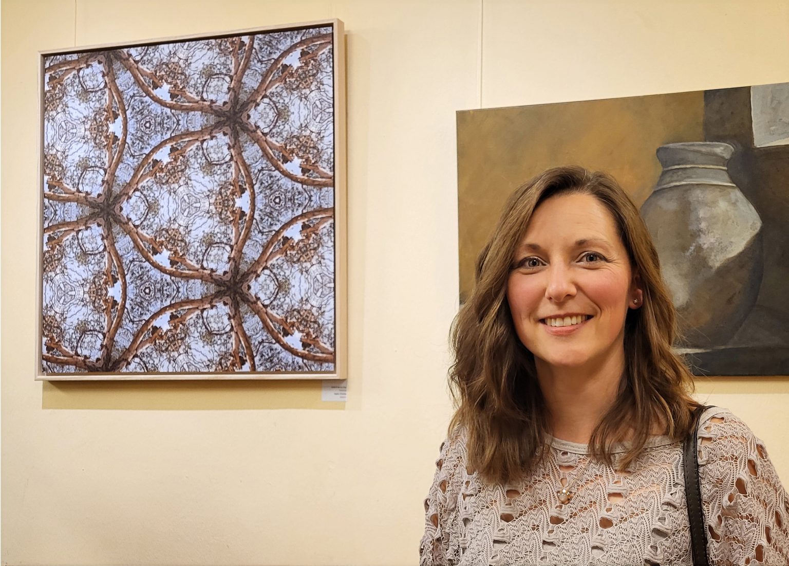 Christina Oppitz mit ihrem Exponat der Gemeinschaftsausstellung