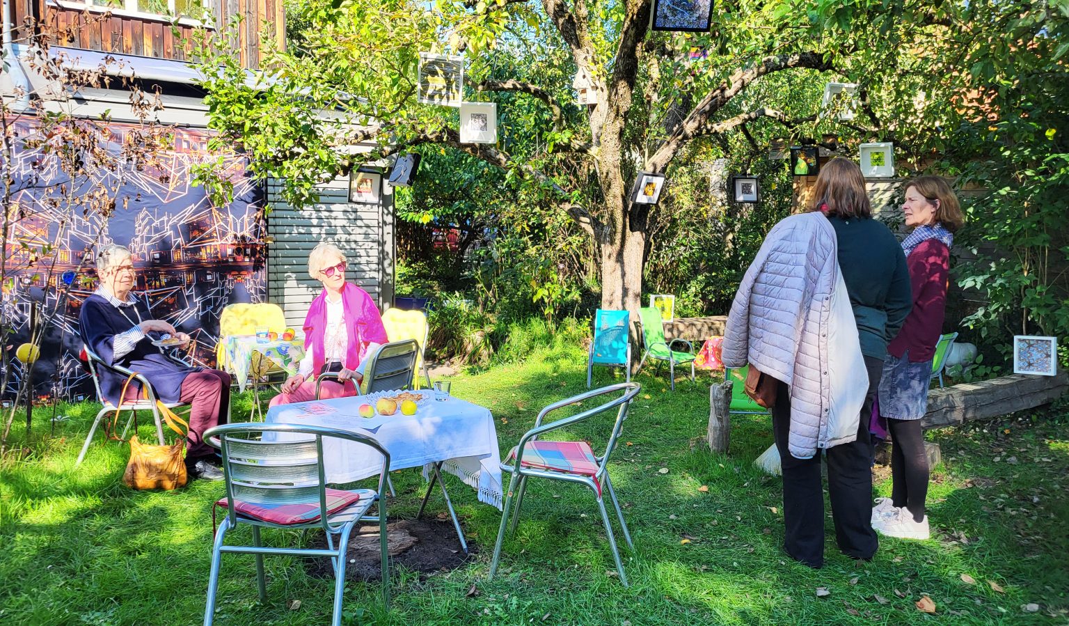 "Patricias Zaubergarten" mit der Gastgeberin und ihren Gästen